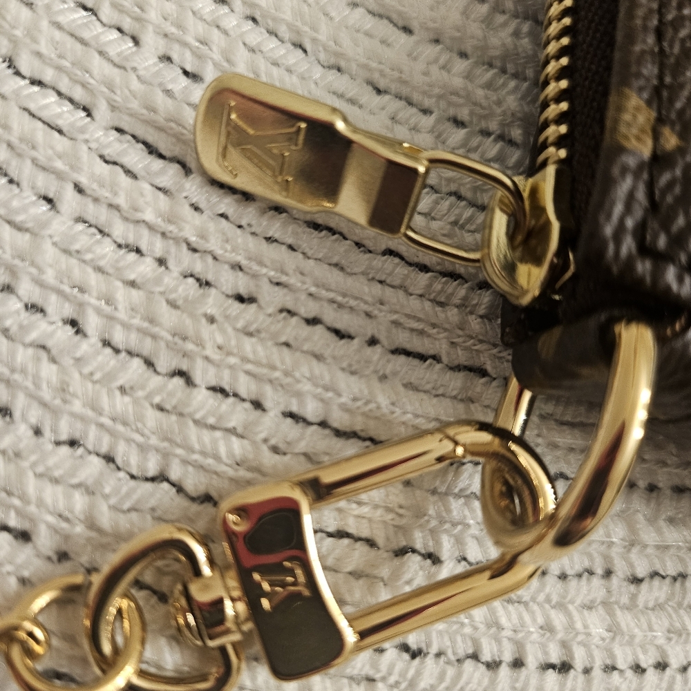 ⭐SOLD⭐ Louis Vuitton Mini Pochette Accessoires Monogram | Chain Strap | France - Picture 8 of 10